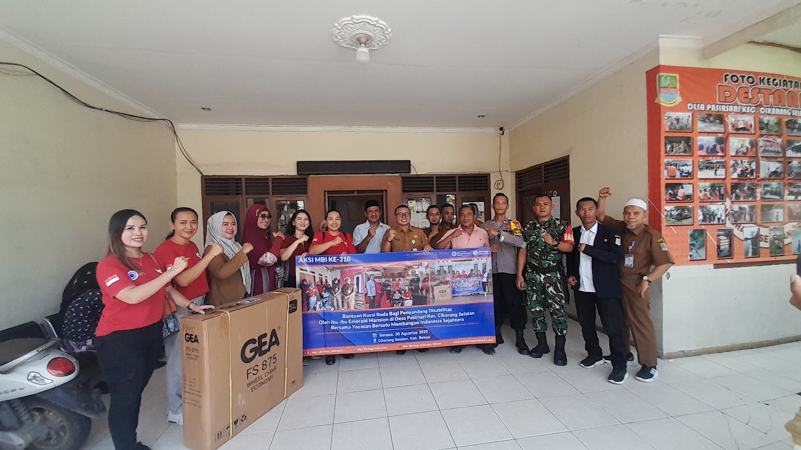 BANTUAN KURSI RODA BAGI PENYANDANG DISABILITAS OLEH IBU-IBU EMERALD MANSION DI DESA PASIRSARI  KECAMATAN CIKARANG SELATAN BERSAMA YAYASAN BERSATU MEMBANGUN INDONESIA SEJAHTERA